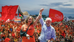 Presidente Nacional do PCdoB, Luciana Santos, e o ex-presidente Lula segurando as mãos erguidas