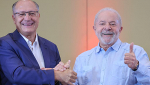 Geraldo Alckmin e Lula apertando às mãos