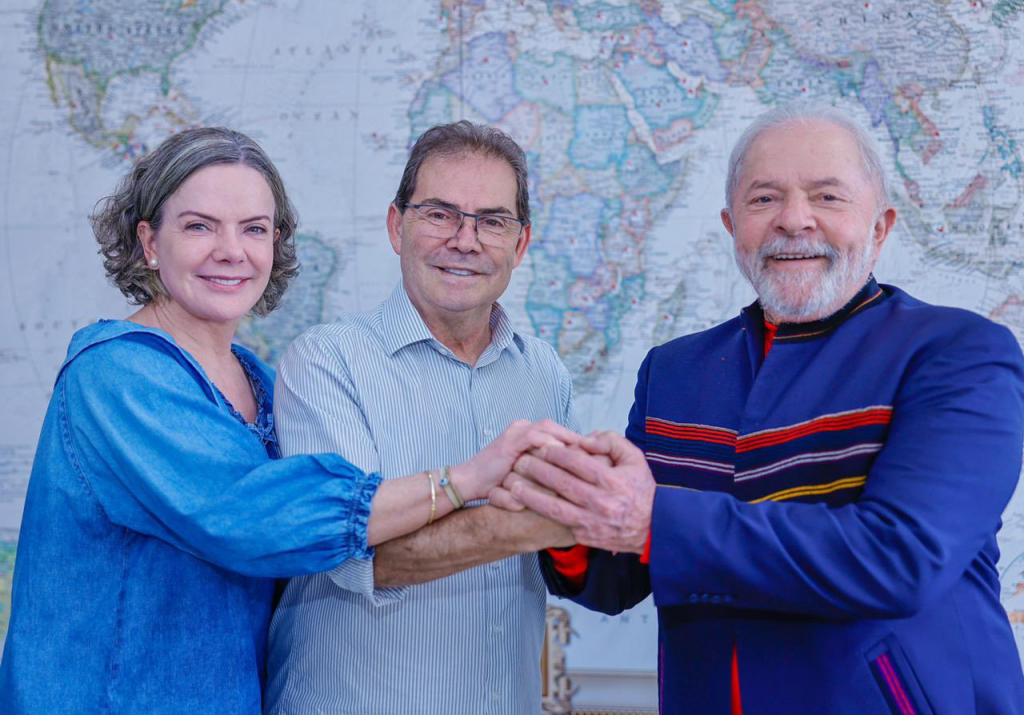 Gleisi Hoffmann, Paulinho da Força e Lula dando às mãos