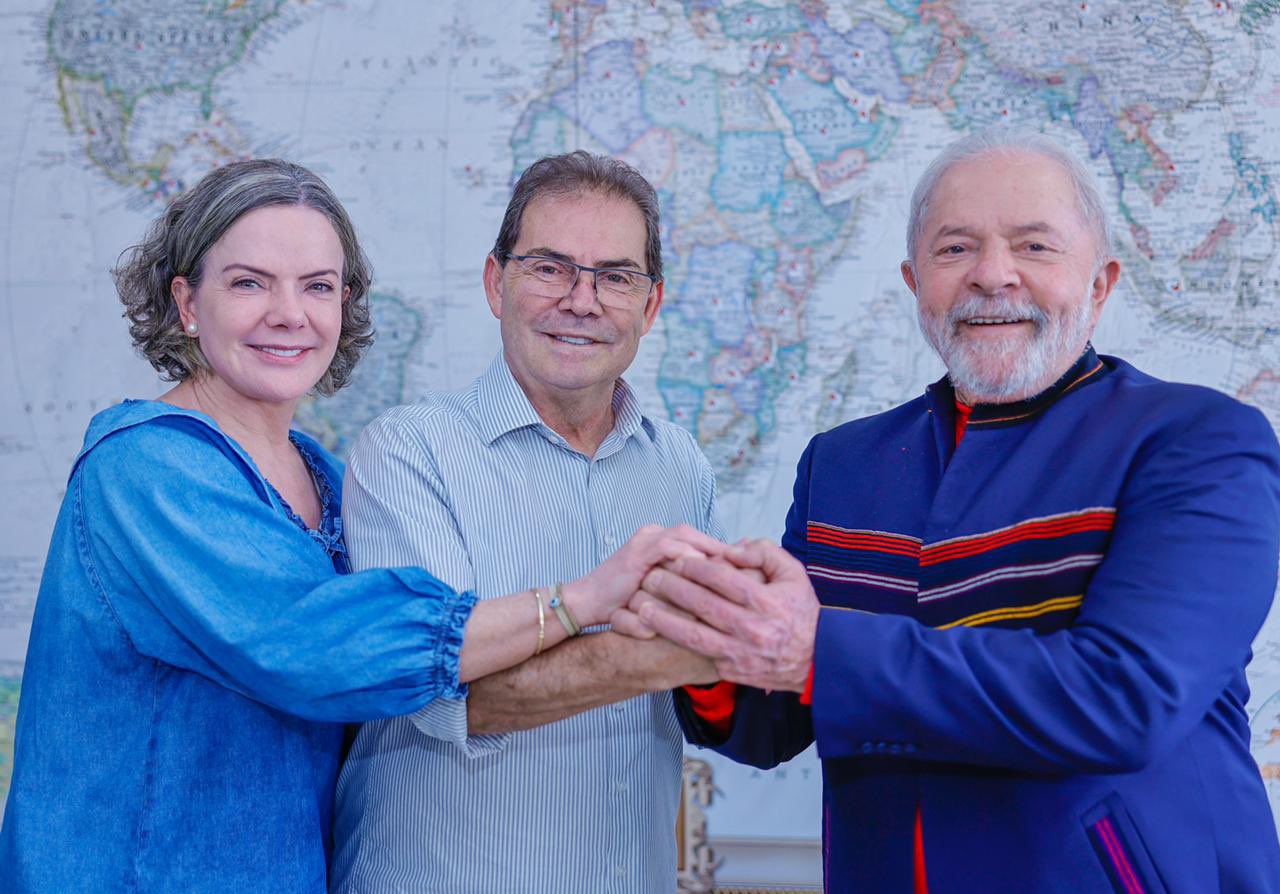 Gleisi Hoffmann, Paulinho da Força e Lula dando às mãos