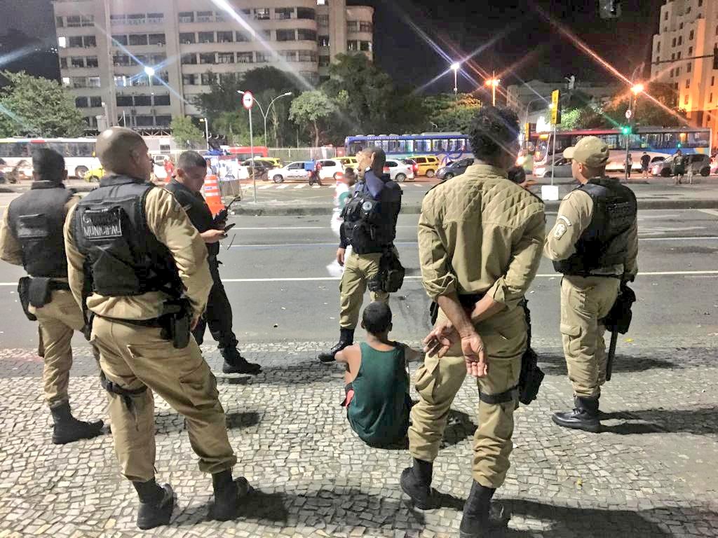 Policias cercam menor apreendido durante Carnaval no Rio