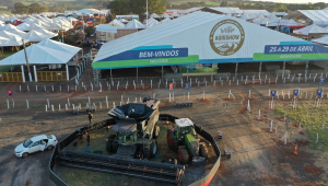 Maquina colheitadeira exposta na entrada para a, 27ª Feira Internacional de Tecnologia Agrícola em Ação, Agrishow