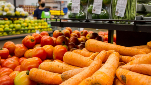 Verduras em exposição em supermercado