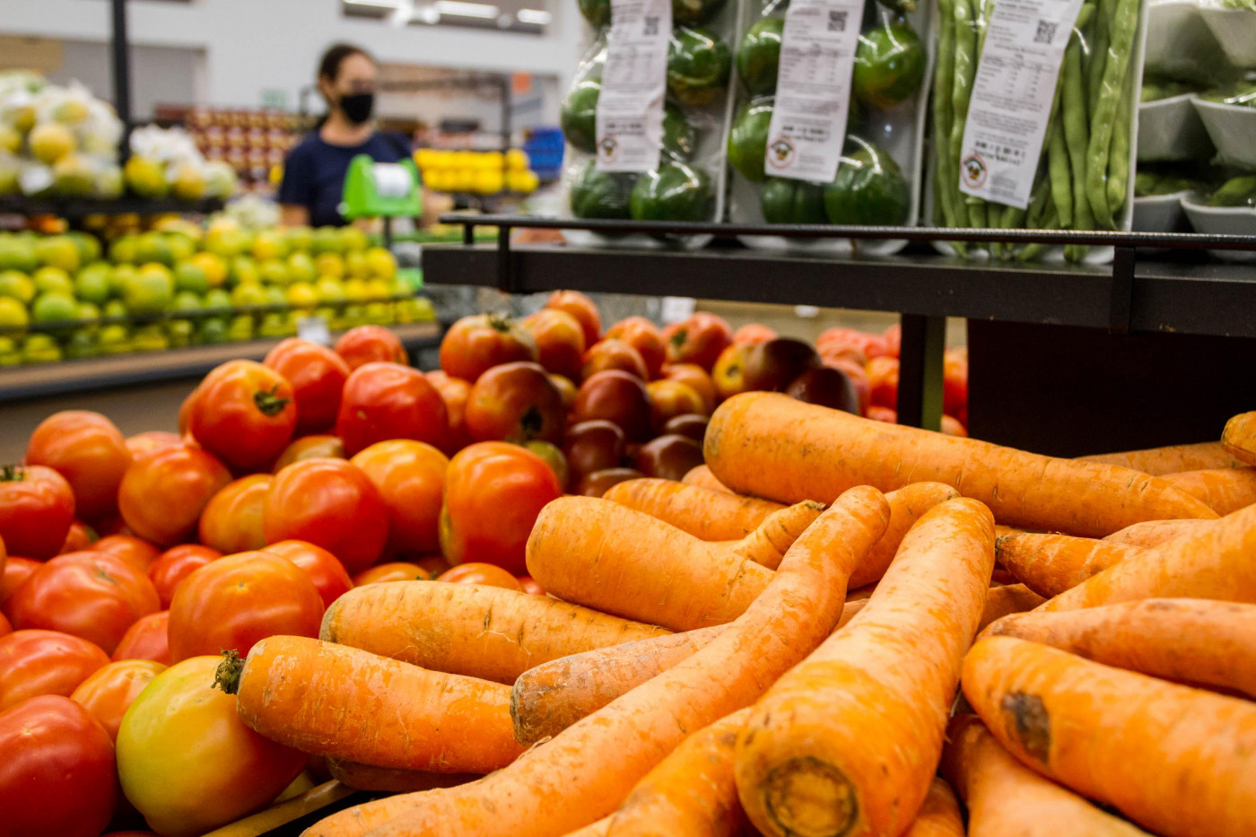 Verduras em exposição em supermercado