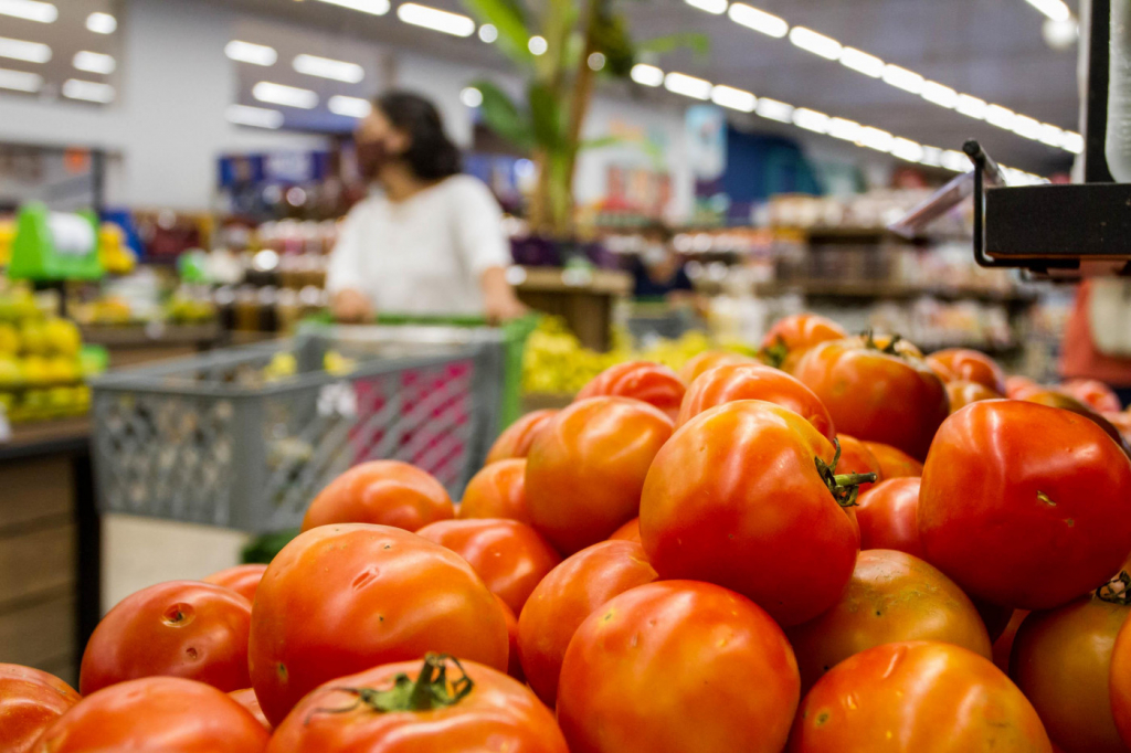 Tomates em sessão de legumes e frutas em supermercado