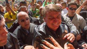 O presidente Jair Bolsonaro sendo recepcionado por apoiadores em Americana após motociata
