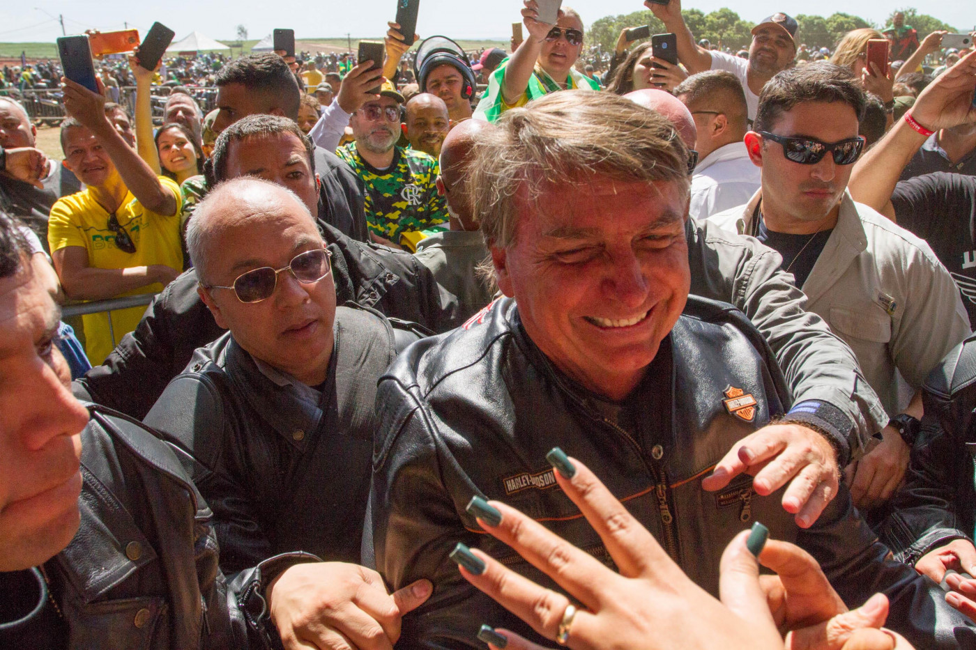 O presidente Jair Bolsonaro sendo recepcionado por apoiadores em Americana após motociata