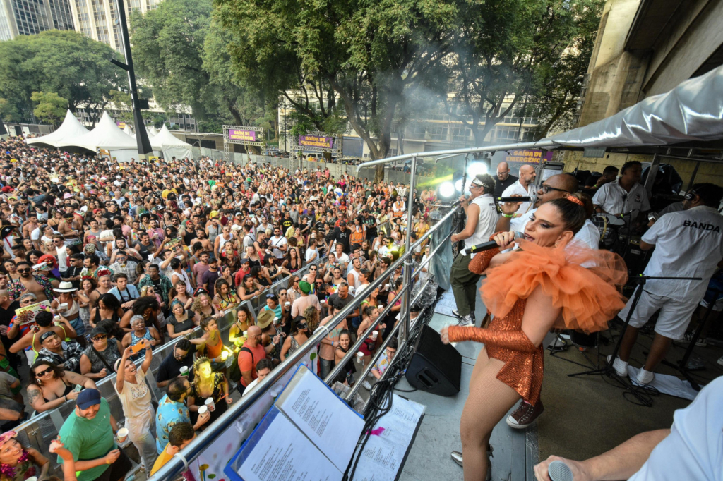 Prefeitura de São Paulo mantém restrições a desfile dos blocos de rua no  Carnaval - Notícias - R7 São Paulo