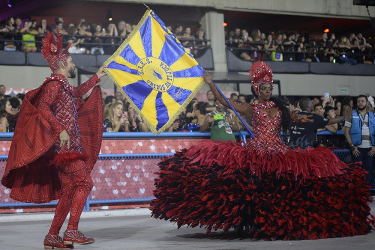 Primeiro casal de mestre-sala e porta-bandeira da Unidos da Tijuca usou roupas vermelhas, bastante diferentes do azul e amarelo da escola