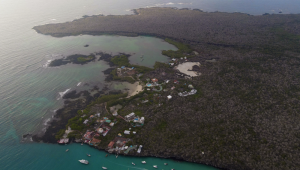Vista aérea de Puerto Ayora na Ilha de Santa Cruz, nas Ilhas Galápagos, um arquipélago localizado a 1.000 km da costa do Equador, no Oceano Pacífico