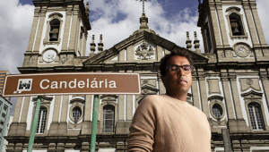 Luis Lomenha, showrunner da série, posa em frente à Igreja da Candelária, no Rio de Janeiro