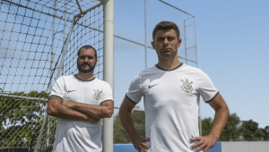 Danilo (esquerda) e Alex (direita) vestindo a nova camisa do Corinthians
