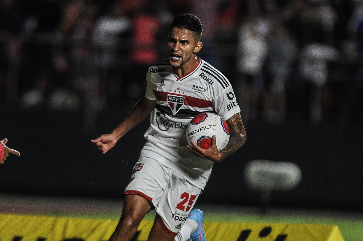 Rodrigo Nestor celebra gol marcado na vitória do São Paulo diante do São Bernardo