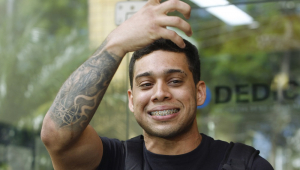 Gabriel Monteiro faz cara de choro e levanta o braço direito (com o antebraço quase todo tatuado)