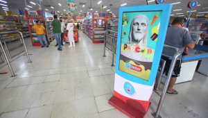 Supermercado no Rio de Janeiro com poucas pessoas após vandalismo