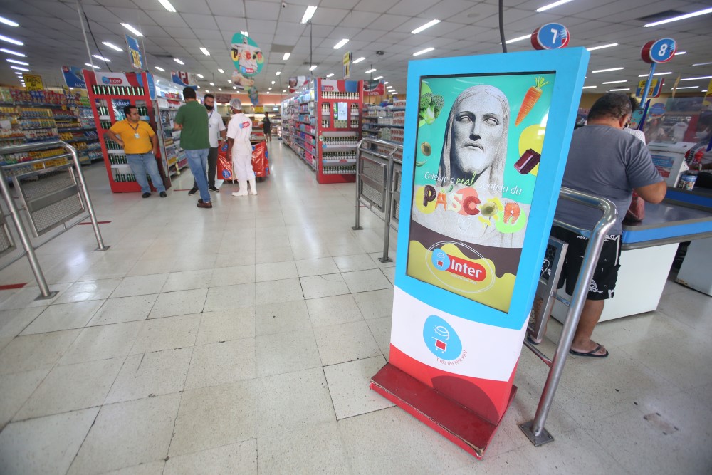 Supermercado no Rio de Janeiro com poucas pessoas após vandalismo