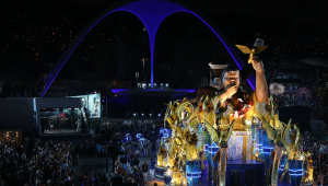 Desfile de escola de samba na Sapucaí, o sambódromo do Rio de Janeiro