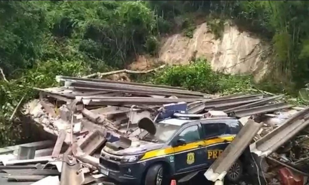 Carro da Polícia federal destruído após deslizamento
