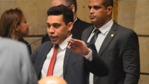 Gabriel Monteiro, de terno e gravata, na Câmara Municipal do Rio