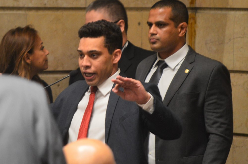 Gabriel Monteiro, de terno e gravata, na Câmara Municipal do Rio