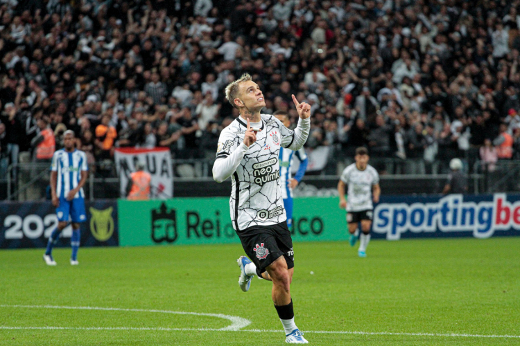 Corinthians recebe críticas de torcedores após parabenizar Róger Guedes por aniversário 