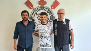 Rafael Ramos (ao centro) foi anunciado como novo reforço do Corinthians