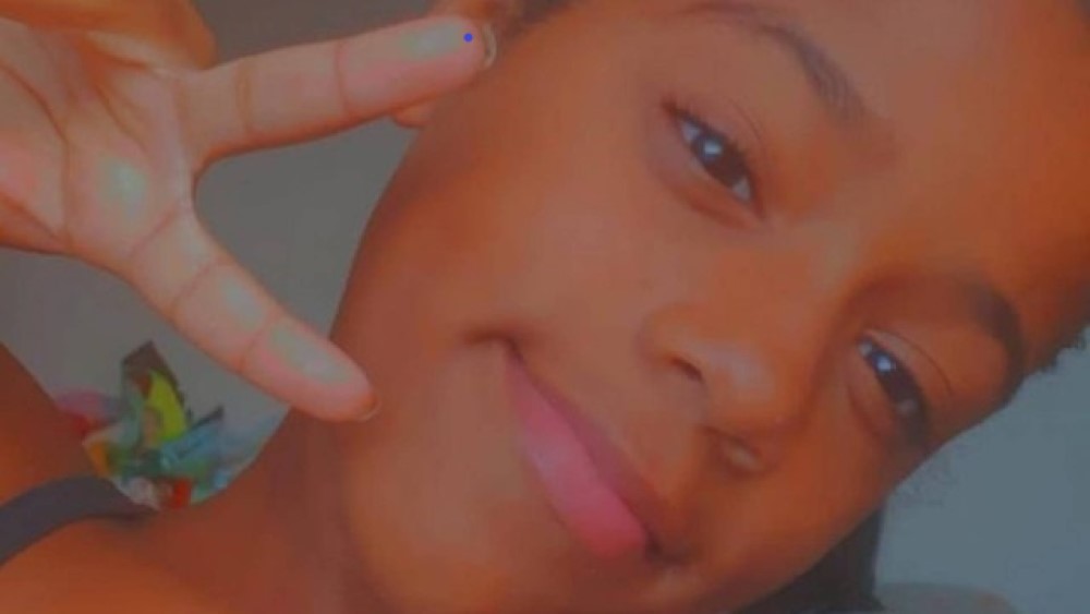Imagem focada no rosto de Raquel Antunes da Silva, de 11 anos, morta em acidente bi Caranaval carioca