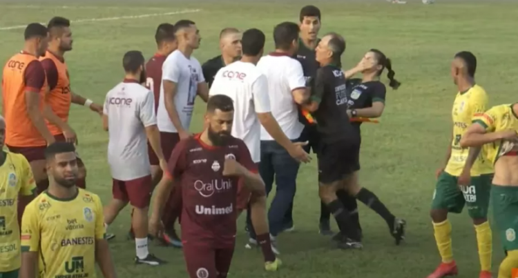 Técnico que agrediu árbitra no Espírito Santo é suspenso por 30 dias; Flavio Prado e Mauro Cezar defendem banimento 1 sem titulo 1