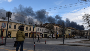 Fumaça escura sobe após um ataque aéreo na cidade de Lviv, no oeste da Ucrânia