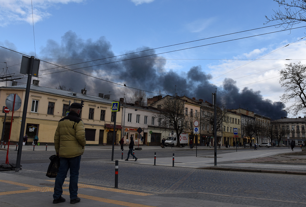 Fumaça escura sobe após um ataque aéreo na cidade de Lviv, no oeste da Ucrânia