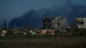 Fogo sai de construções destruídas da Usina de Azovstal