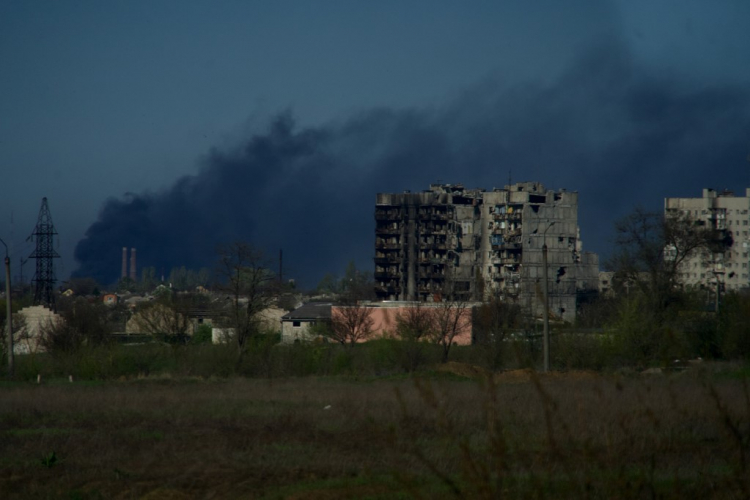 Fogo sai de construções destruídas da Usina de Azovstal
