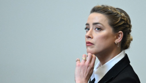 A atriz Amber Heard, durante julgamento de processo movido por Johnny Depp contra ela