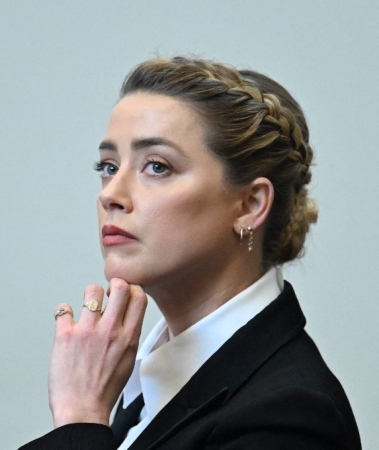 A atriz Amber Heard, durante julgamento de processo movido por Johnny Depp contra ela