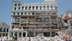 Hotel Saratoga, em Havana, ficou destruído após explosão