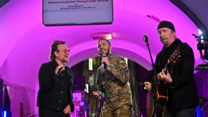 Bono e The Edge com soldado ucraniano em show surpresa em estação de metrô em Kiev