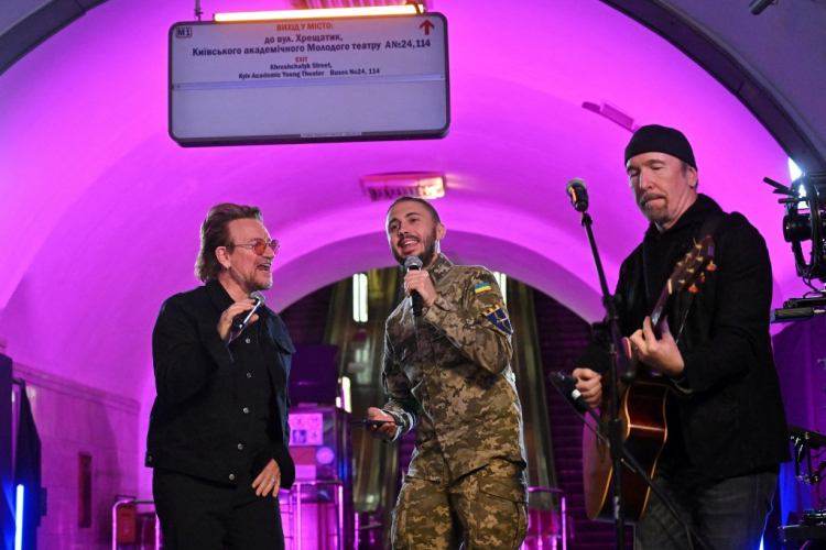 Bono e The Edge com soldado ucraniano em show surpresa em estação de metrô em Kiev