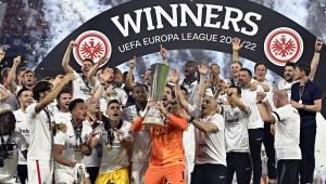 Jogadores do Eintracht Frankfurt comemoram o título da Liga Europa no pódio da competição