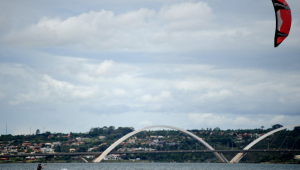 Lago Paranoá, em Brasília, com ponte JK ao fundo