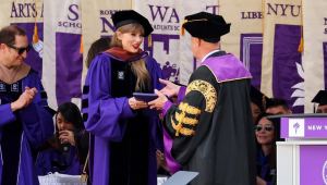 Taylor Swift recebe doutorado honorário pela Universidade de Nova York