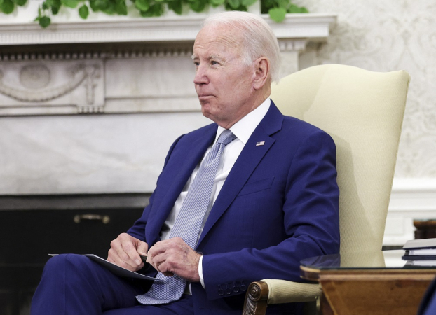 O presidente dos EUA, Joe Biden, fala sentado durante uma reunião na Casa Branca