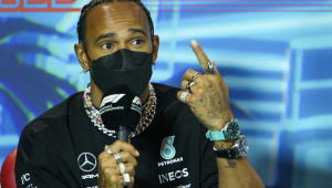 Lewis Hamilton protestou contra a proibição de joias na Fórmula 1