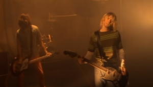 Guitarra azul de Kurt Cobain é vendida por R$ 22 milhões em leilão nos Estados Unidos