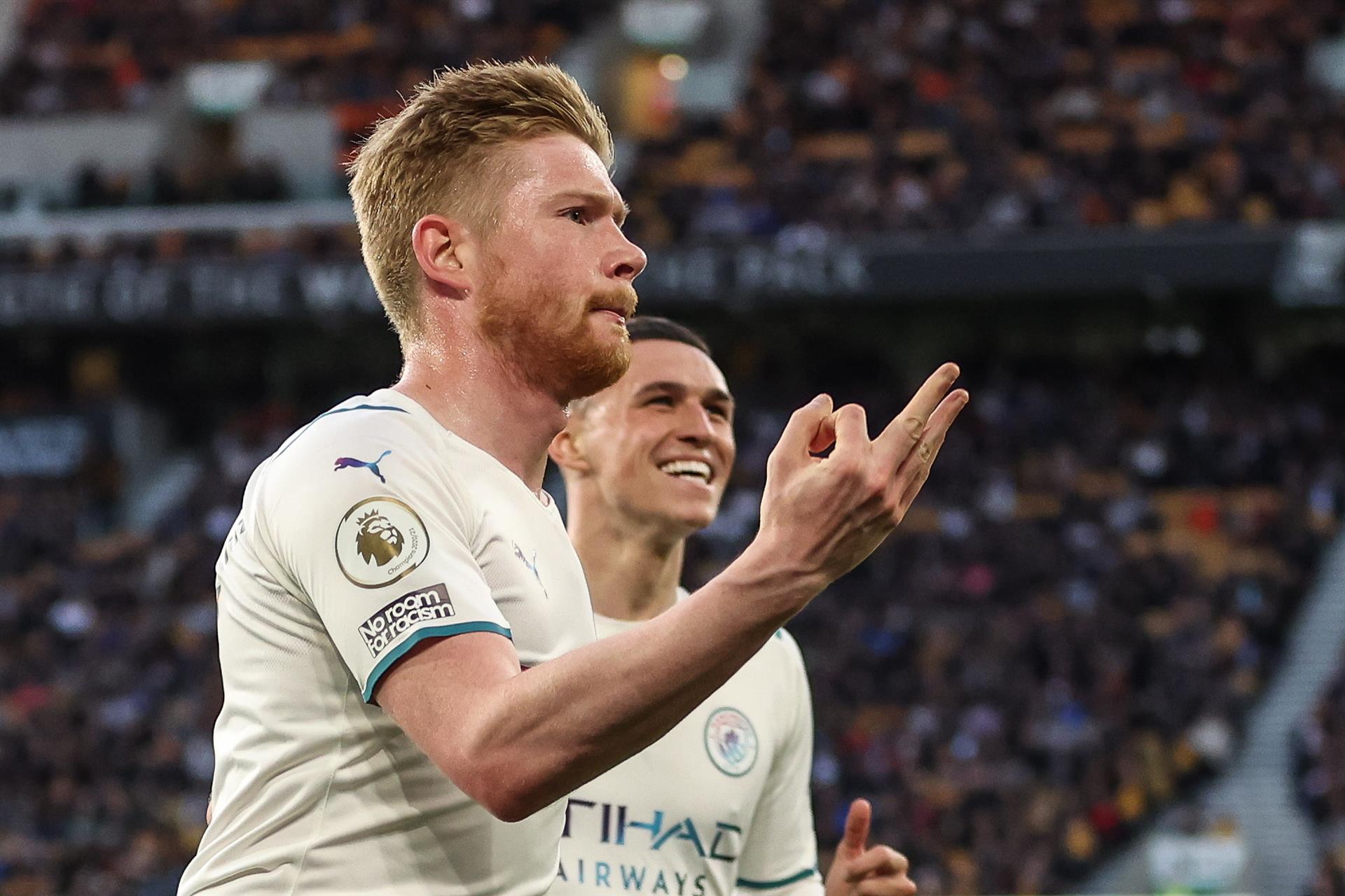 De Bruyne brilha, City goleia Arsenal e fica a dois pontos da