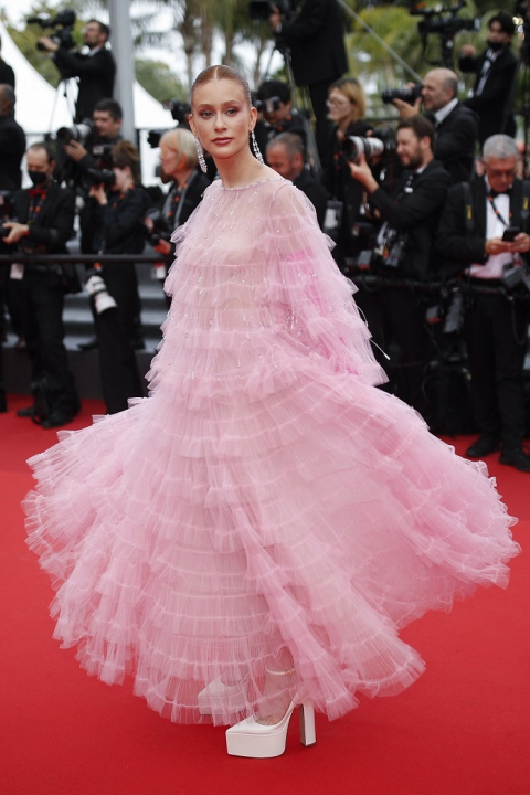 Marina Ruy barbosa posa no tapete vermelho de Cannes com vestido rosa
