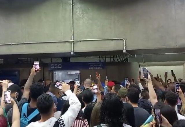 Passageiros protestam no metrô