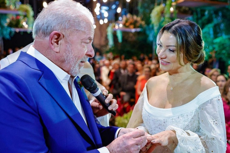 Lula e Janja trocam alianças em cerimônia no Morumbi, zona sul de São Paulo