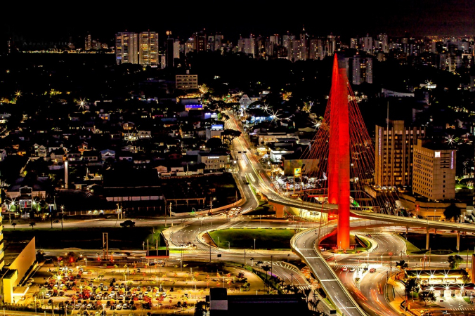 Imagem do Arco da Inovação, um dos cartões postais de São José dos Campos, feita à noite,coma cidade toda iluminada