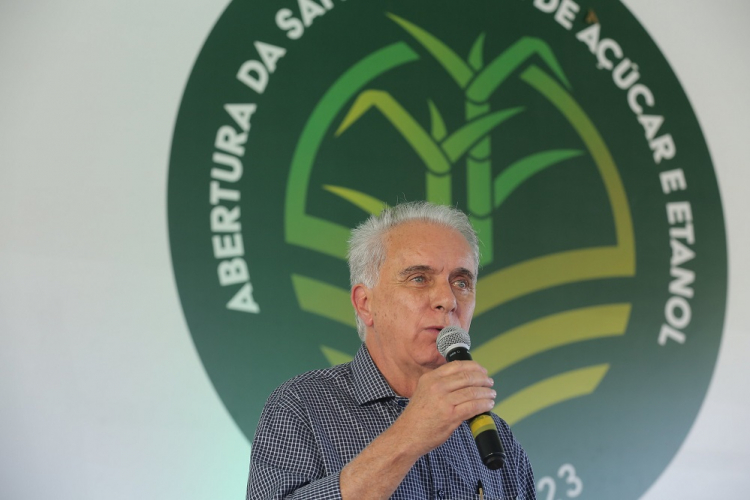 O ministro Marcos Montes segura o microfone com a mão esquerda e discursa em evento
