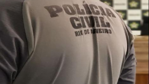 Homem de costas com blusa da Policiai Civil do Rio de Janeiro